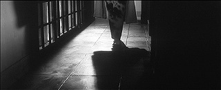 『女吸血鬼』 1959　約5分：屋敷の暗い廊下、低い位置から