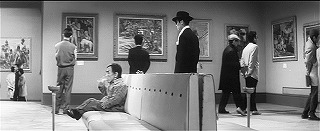 『女吸血鬼』 1959　約16分：展覧会場　ソファーの前に灰皿