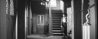『女吸血鬼』 1959　約25分：屋敷の階段、右手前に玄関