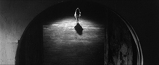 『女吸血鬼』 1959　約37分：「洞窟から」の出口、上から
