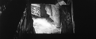 『女吸血鬼』 1959　約1時間1分：地底城への通路、下への階段