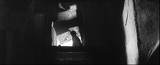 『女吸血鬼』 1959　約1時間1分：地底城への通路、階段の下から