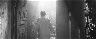『女吸血鬼』 1959　約1時間3分：地底城への通路、扉の向こうに階段