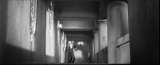 『女吸血鬼』 1959　約1時間6分：地底城、上り階段の先の吹抜歩廊、低い位置から