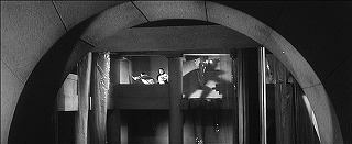 『女吸血鬼』 1959　約1時間7分：地底城、半円アーチの向こうに吹抜歩廊