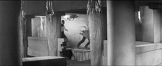 『女吸血鬼』 1959　約1時間8分：地底城、二階歩廊　角をはさんで