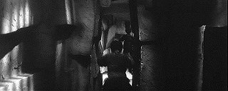 『女吸血鬼』 1959　約1時間12分：地底城への通路　幅が狭くなったところから玄武岩状のところへ