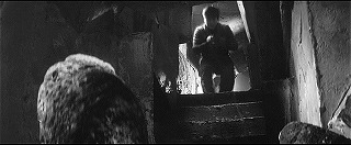 『女吸血鬼』 1959　約1時間12分：地底城への通路　階段を下から