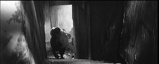 『女吸血鬼』 1959　約1時間17分：地底城への通路　階段を上から