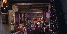 『吸血鬼ドラキュラの花嫁』 1960　約7分：酒場　右手前に三角形の酒棚　左半ばの玄関の両脇に雲形仕切り