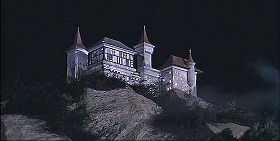 『吸血鬼ドラキュラの花嫁』 1960　約11分：夜の城、外観