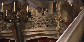 『吸血鬼ドラキュラの花嫁』 1960　約12分：吹抜歩廊　右にドラゴン型装飾