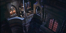 『吸血鬼ドラキュラの花嫁』 1960　約13分：ヒロインの部屋のバルコニーから見下ろす