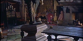 『吸血鬼ドラキュラの花嫁』 1960　約18分：広間、階段側から　暖炉のすぐ左に扉口