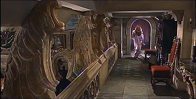 『吸血鬼ドラキュラの花嫁』 1960　約21分：吹抜歩廊、階段側から　ドラゴン型装飾の翼三つ
