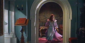 『吸血鬼ドラキュラの花嫁』 1960　約21分：吹抜歩廊の先の二階廊下