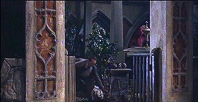 『吸血鬼ドラキュラの花嫁』 1960　約47分：墓地の門　奥に球で浮かせたオベリスク二台