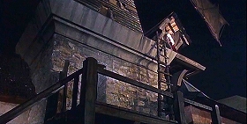 『吸血鬼ドラキュラの花嫁』 1960　約1時間23分：風車小屋、中二階の窓からバルコニーへ
