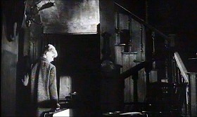 『死霊の町』 1960　約17分：ホテルの玄関ロビーと階段