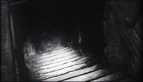 『死霊の町』 1960　約35分：揚げ蓋の下、地下への階段　上から