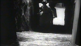 『死霊の町』 1960　約1時間10分：地上への階段、上から