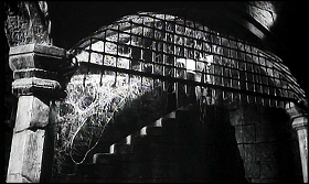 『血ぬられた墓標』 1960　約10分：納骨堂へ降りる階段、下から