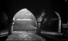『血ぬられた墓標』 1960　約11分：納骨堂、三連アーチと石棺
