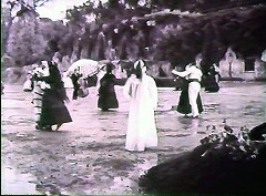 『血とバラ』 1960　約1時間6分：庭、仮装した人々の踊り