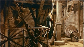 『生血を吸う女』 1960　約7分：螺旋階段をあがった先の機械室