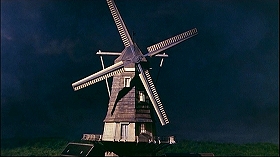 『生血を吸う女』 1960　約11分：夜の風車小屋、外観