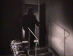 『顔のない眼』 1960　約18分：車庫からの階段と扉口＋欄干の影