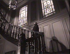 『顔のない眼』 1960　約19分：階段室、下から