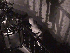『顔のない眼』 1960　約53分：主階段、上から＋欄干の影