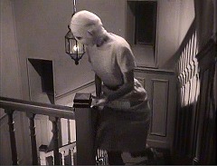 『顔のない眼』 1960　約53分：副階段、上から＋欄干の影