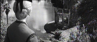 『回転』 1961　約9分：池の畔の四阿、高い所から