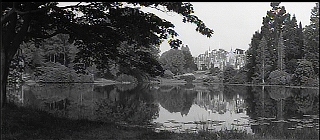 『回転』 1961　約9分：池越しに館、外観