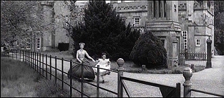『回転』 1961　約34分：館の脇の馬場の柵