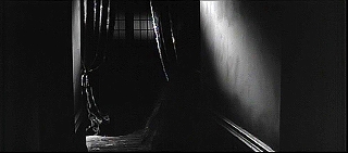 『回転』 1961　約38分：二階廊下を曲がった先、女が通り過ぎた後