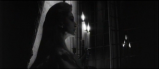『回転』 1961　約1時間9分：玄関側　窓に映る燭台
