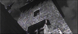『回転』 1961　約1時間13分：夜の角塔、下から