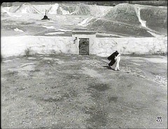 『尼僧ヨアンナ』 1961　約21分：修道院、門から前庭へ　上から　奥左寄りに火刑台跡