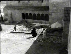『尼僧ヨアンナ』 1961　約22分：修道院、前庭から玄関へ　上から