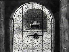 『尼僧ヨアンナ』 1961　約56分：修道院　祭壇のある部屋　装飾的な格子戸越しに