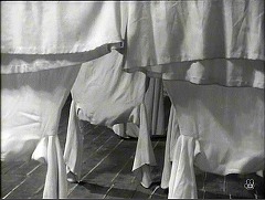 『尼僧ヨアンナ』 1961　約1時間3分：修道院　物干し場の揺れる洗濯物
