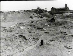 『尼僧ヨアンナ』 1961　約1時間21分：荒れ野、高い位置から　奥に火刑台跡と修道院