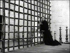 『尼僧ヨアンナ』 1961　約1時間26分：修道院　屋根裏＋中央に据えつけられた格子、壁沿いの床に燭台