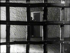 『尼僧ヨアンナ』 1961　約1時間46分：修道院　屋根裏＋中央に据えつけられた格子