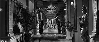 『去年マリエンバートで』 1961　約6分：廊下　左手前に半階分の階段?