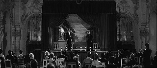 『去年マリエンバートで』 1961　約10分：舞台、観客席越しに