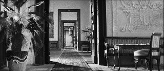 『去年マリエンバートで』 1961　約14分：部屋の連なり　右手前の壁に白い浮彫状装飾